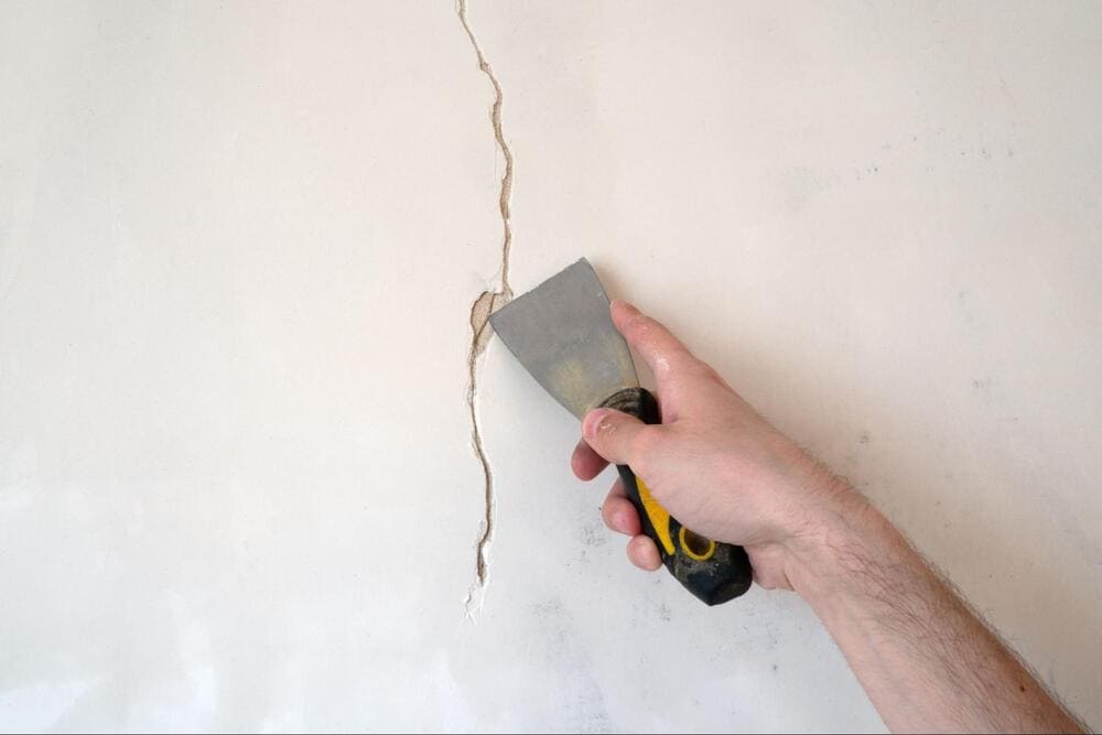 Repararea fisurilor din pereti